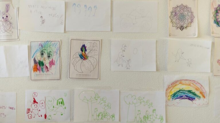 Taller artístico con pintura en el campamento inclusivo para menores con TEA en Boadilla