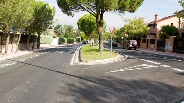Obras previstas en la avenida Monte Segovia con señalización de intersecciones y puntos clave