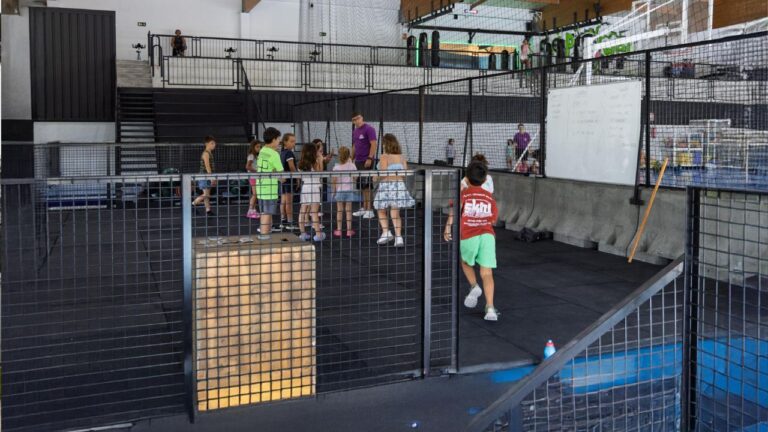 Niños participando en una actividad grupal en el campamento urbano BeOne en Tres Cantos 2025