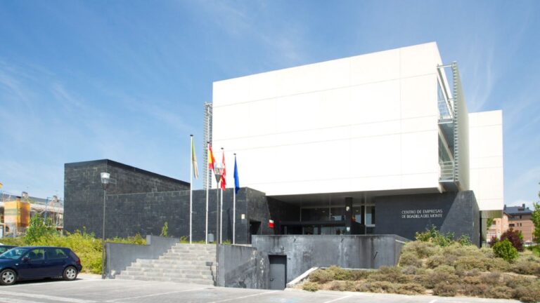 Fachada del Centro de Empresas de Boadilla del Monte, sede de programas de empleo y orientación laboral.