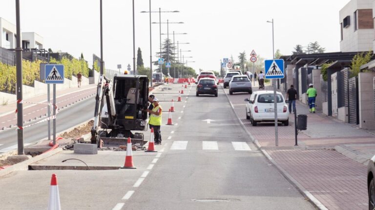Obras en la calle Méndez Núñez de Cortijo Sur en Boadilla del Monte, con maquinaria y operarios trabajando en la reordenación vial.