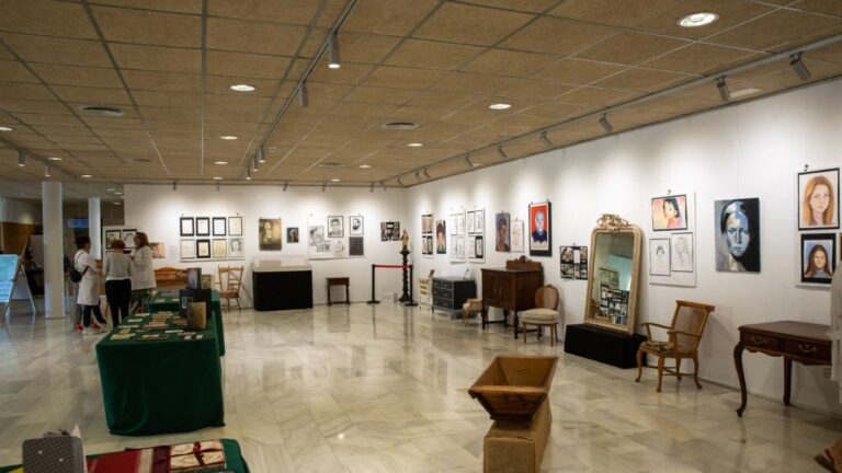 Exposición de obras realizadas en los talleres municipales de arte y manualidades.