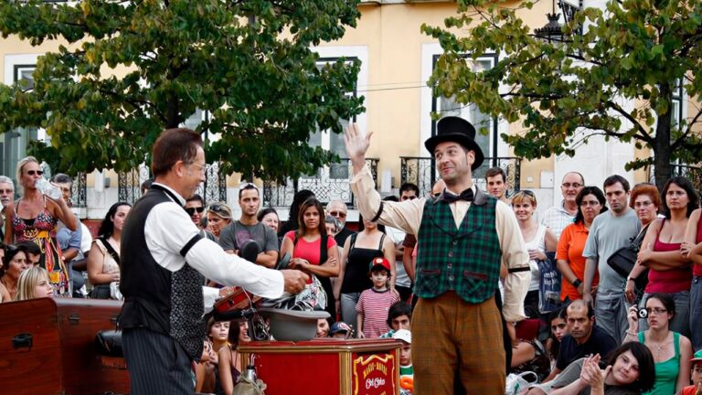 Artistas de circo y público en un espectáculo callejero durante Comercios Mágicos en Boadilla.