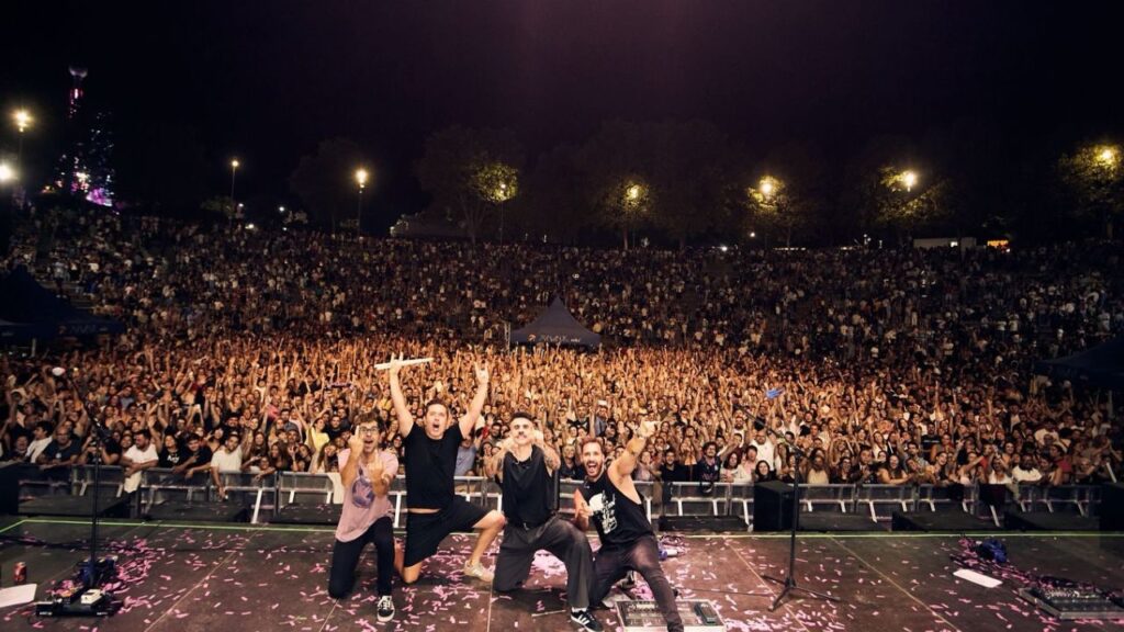 Conciertos de fiestas con gran público disfrutando de la música en directo.