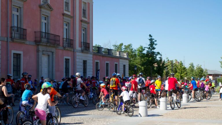 Familias en bicicleta recorriendo las calles de Boadilla durante el Día de la Bicicleta en Familia.