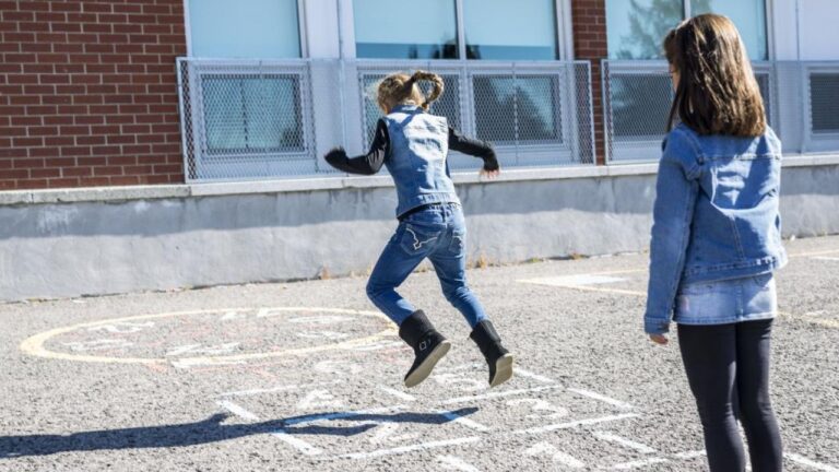 Niños jugando en un patio escolar dentro del programa Patios abiertos en Boadilla