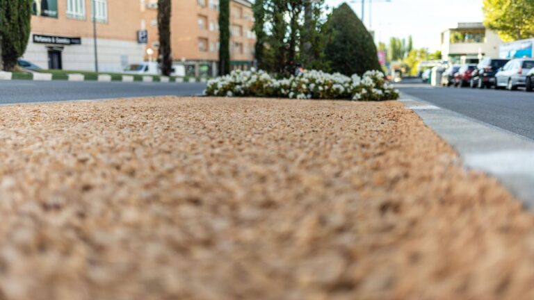 Renovación de medianas con grava estabilizada y flores en el entorno urbano.