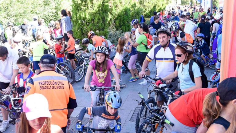 Familias y niños participan en el Día de la Bicicleta durante la Semana Europea de la Movilidad.