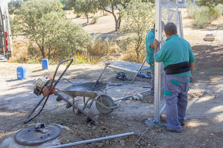 Boadilla continúa con el vallado de las parcelas municipales