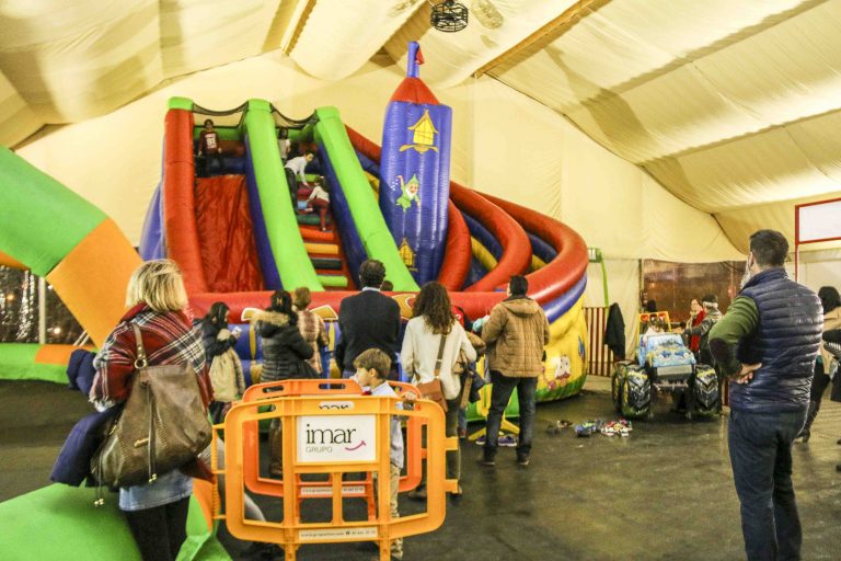 Actividades, juegos, actuaciones y cine infantil en la gran carpa de Navidad