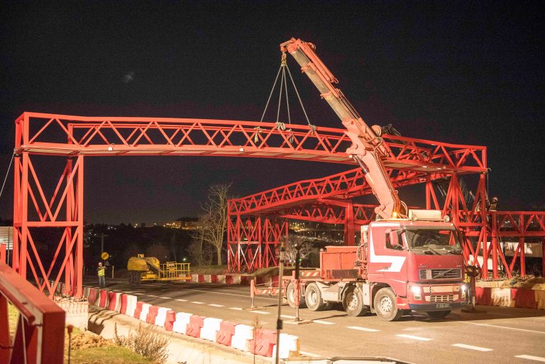 La pasarela peatonal sobre la M-513 podrá utilizarse desde el mes de febrero