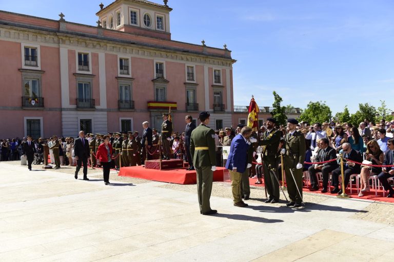 Una multitudinaria jura de bandera civil en Boadilla: vídeo
