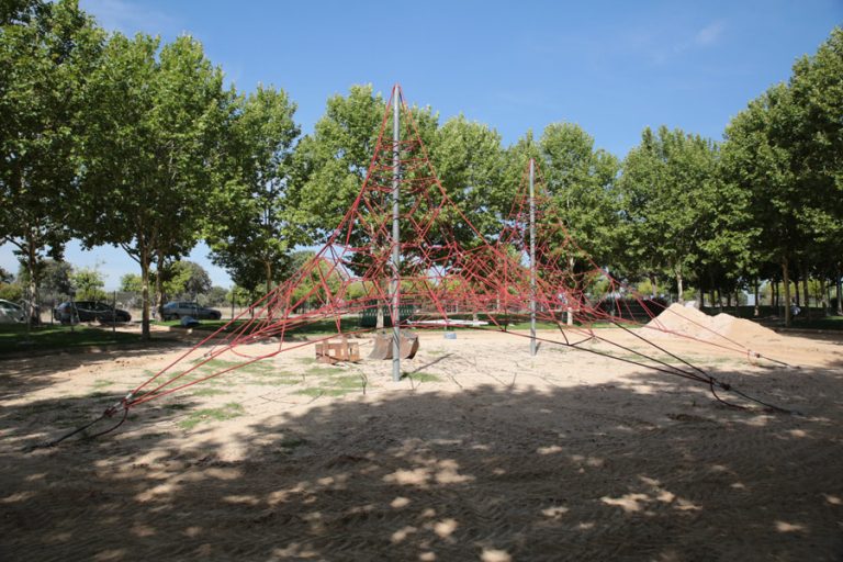 Lavado de cara del parque Jorge Manrique durante el verano