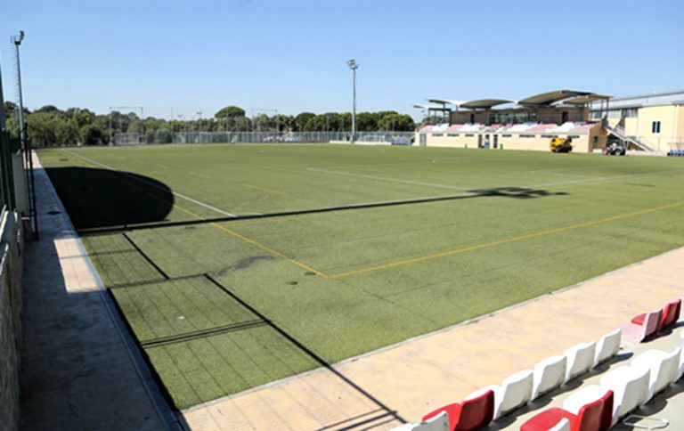 Nuevo césped para el campo de fútbol-rugby del Complejo Deportivo Municipal