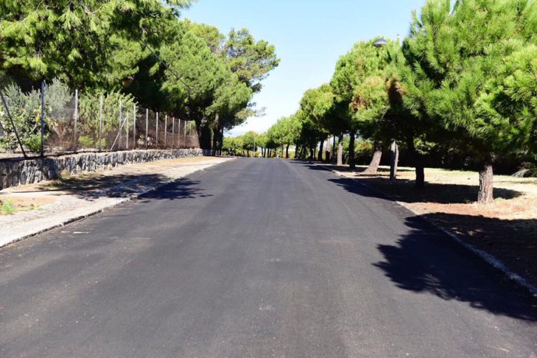 El Ayuntamiento asfalta y señaliza varias calles de la urbanización Bonanza