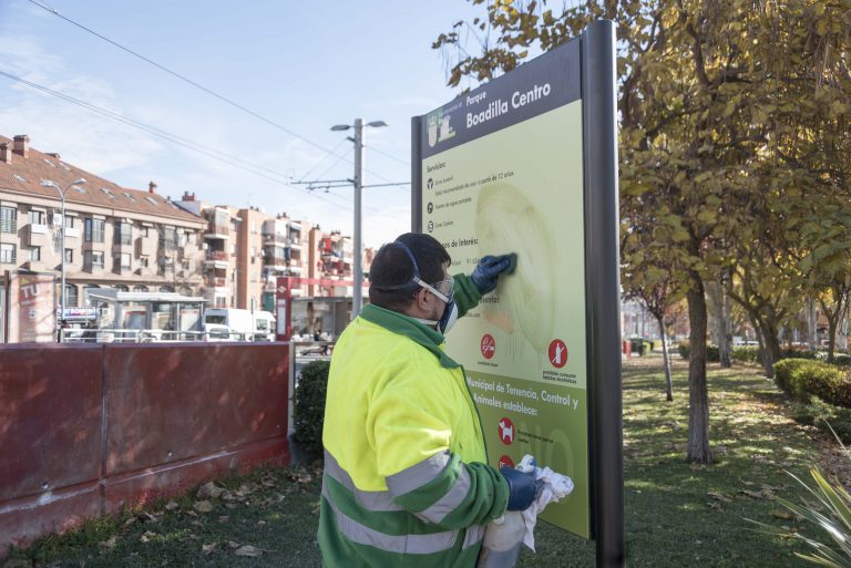 El servicio de limpieza de Boadilla ‘borra’ 20 grafitis al día