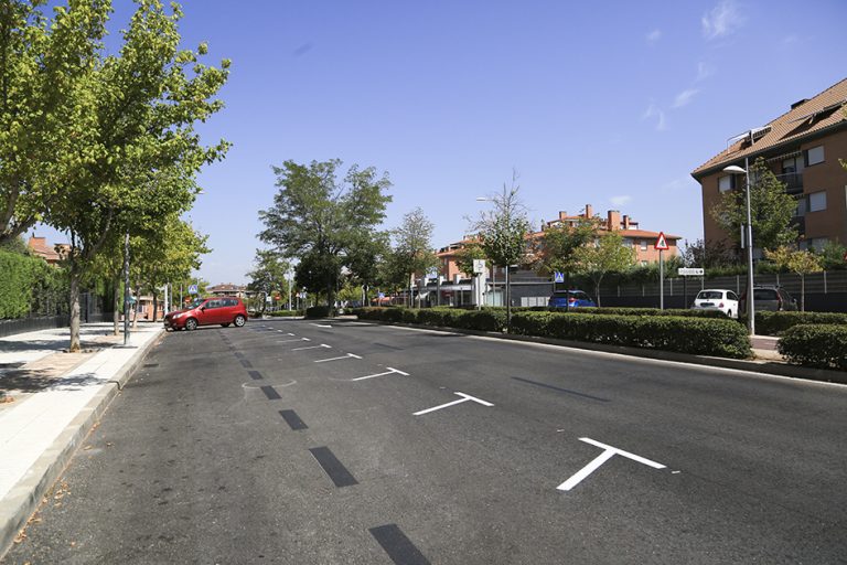 Aparcamiento en batería en casi toda la avenida del Infante Don Luis