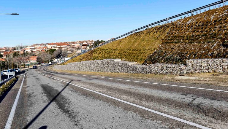 Estilo Don Luis para el talud de Avenida de España