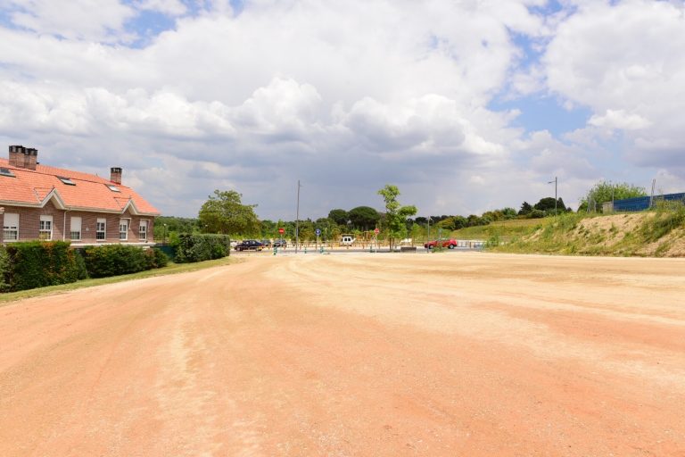 Aparcamiento provisional en la avenida de España para compensar las obras del casco