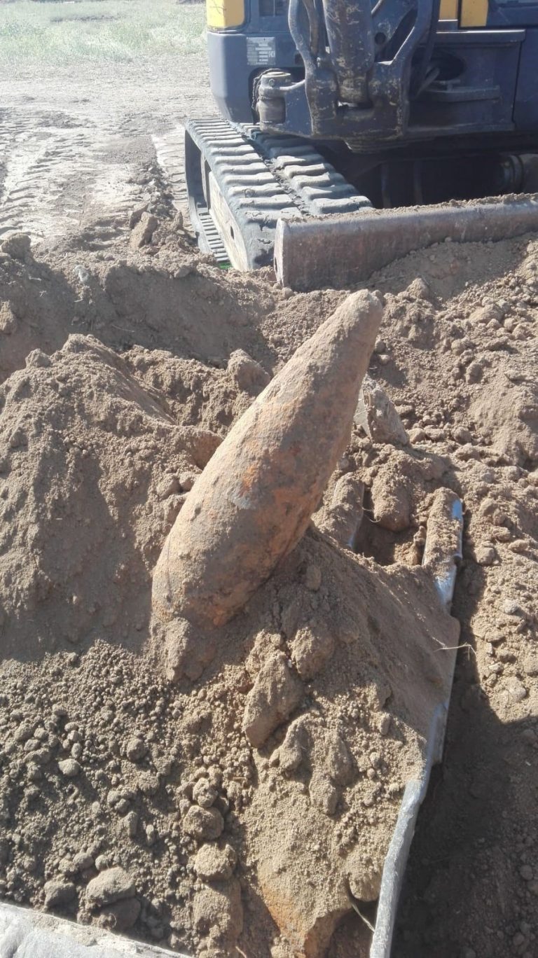Encuentran un obús de la Guerra Civil durante la rehabilitación de las huertas del Palacio