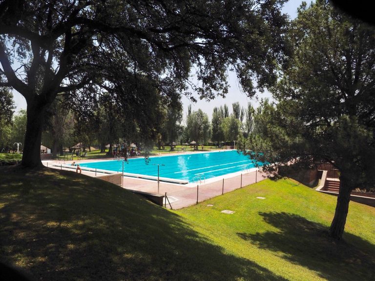 Los vecinos podrán utilizar la piscina del club Las Encinas hasta que finalicen las obras del Ángel Nieto