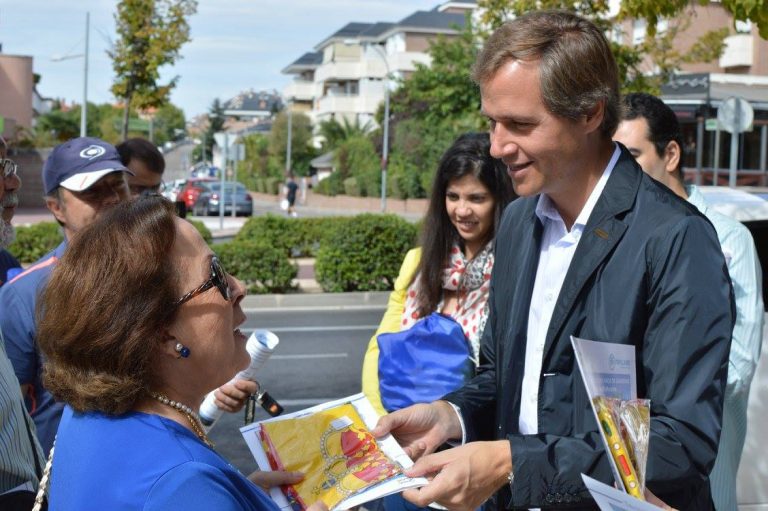El PP anima a los vecinos de Boadilla a llenar los balcones de banderas de España