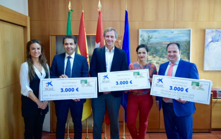 Caixabank dona 9.000 euros para financiar proyectos de acción social en Boadilla