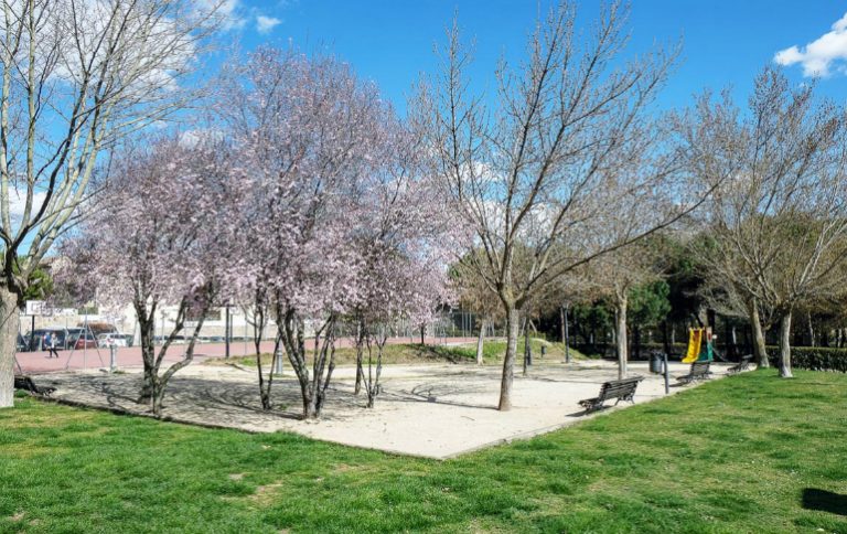 Un parque «de bomberos» y ecojuegos en el parque de la carretera de Villaviciosa