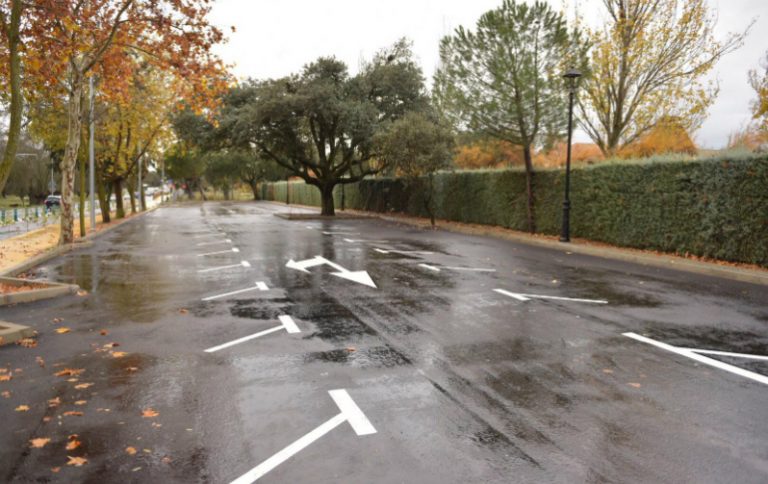 Finaliza la construcción de 64 nuevas plazas de aparcamiento frente al polideportivo Ángel Nieto