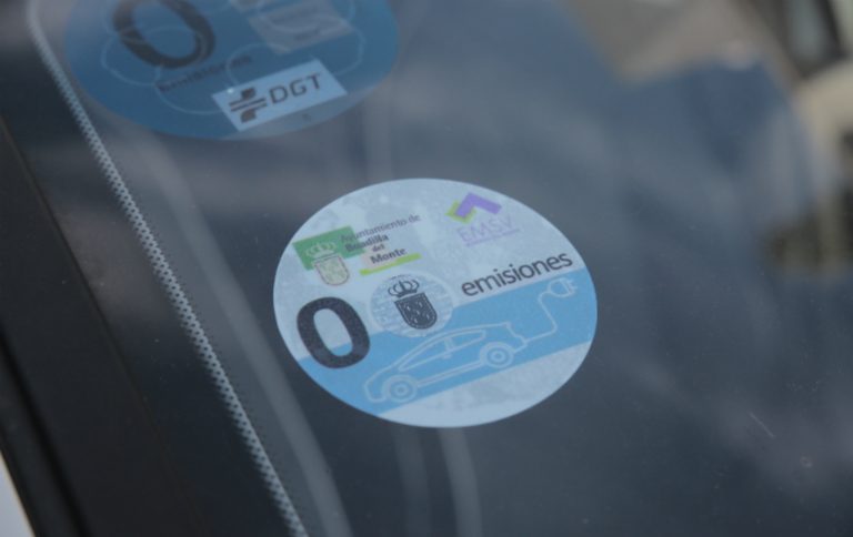 Los vehículos cero emisiones ya pueden aparcar gratis en zona azul