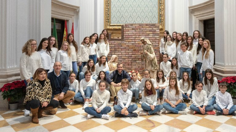 Los alumnos de la Escuela de Música y Modestia Aparte felicitan la Navidad con un villancico