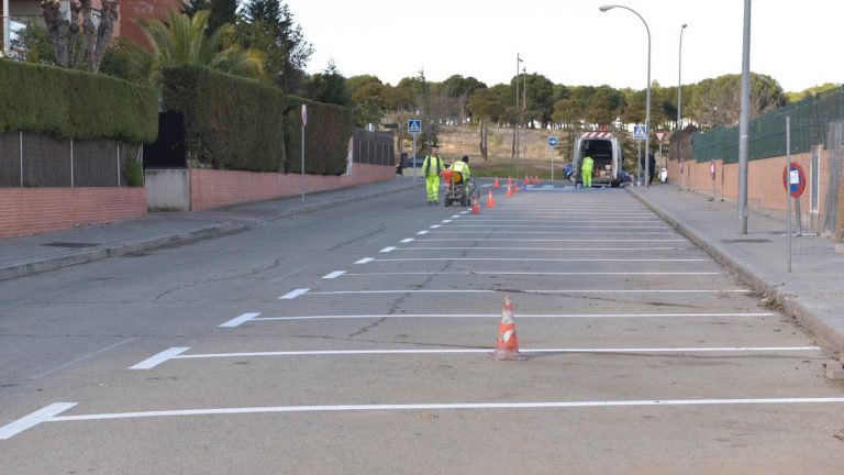 La calle de Miguel Hernández duplica sus plazas de aparcamiento
