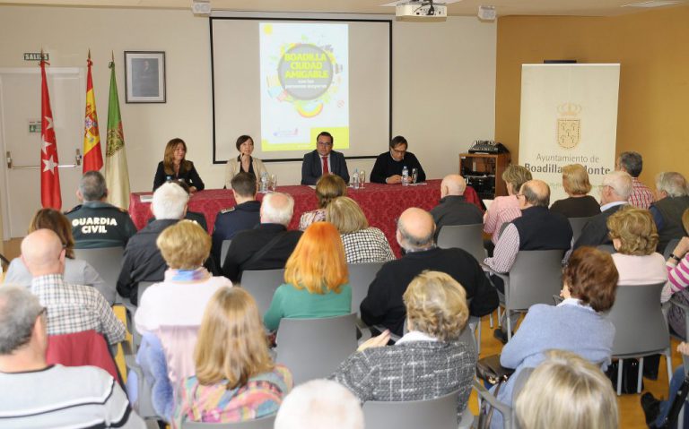 Boadilla rompe la brecha digital: talleres de nuevas tecnologías para los mayores
