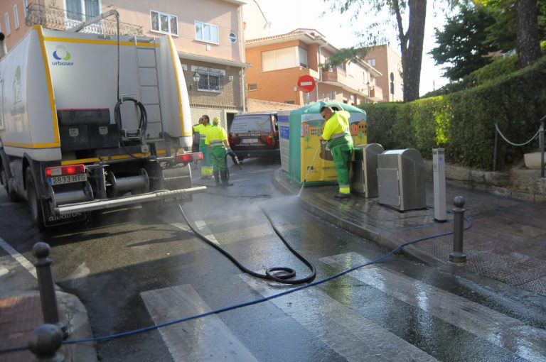 Los servicios de limpieza de Boadilla se reagrupan para desinfectar las entradas a farmacias, supermercados y contenedores