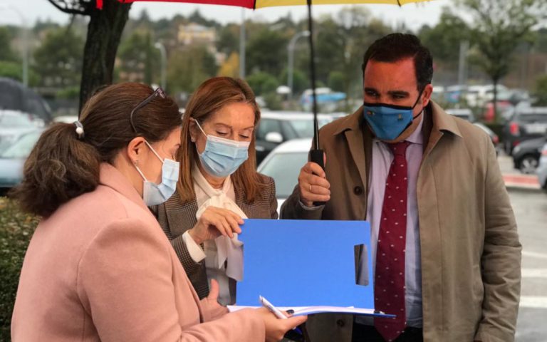 Ana Pastor participa en la recogida de firmas contra de la Ley Celaá