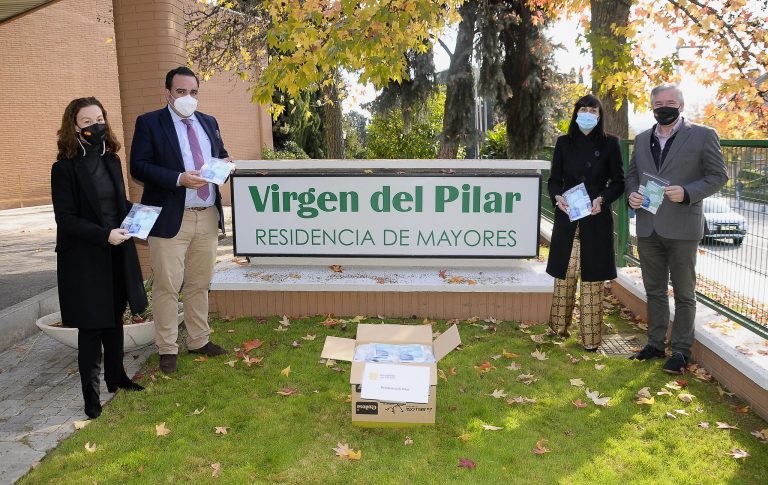 El Ayuntamiento reparte mascarillas quirúrgicas a sus vecinos de las residencias