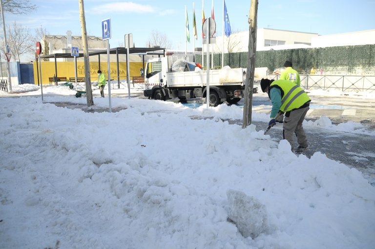 El Ayuntamiento comienza a retirar la nieve y el hielo en los colegios