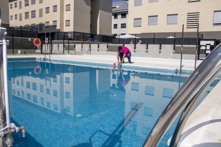 Boadilla activa la campaña anual de vigilancia y control sanitario de las piscinas