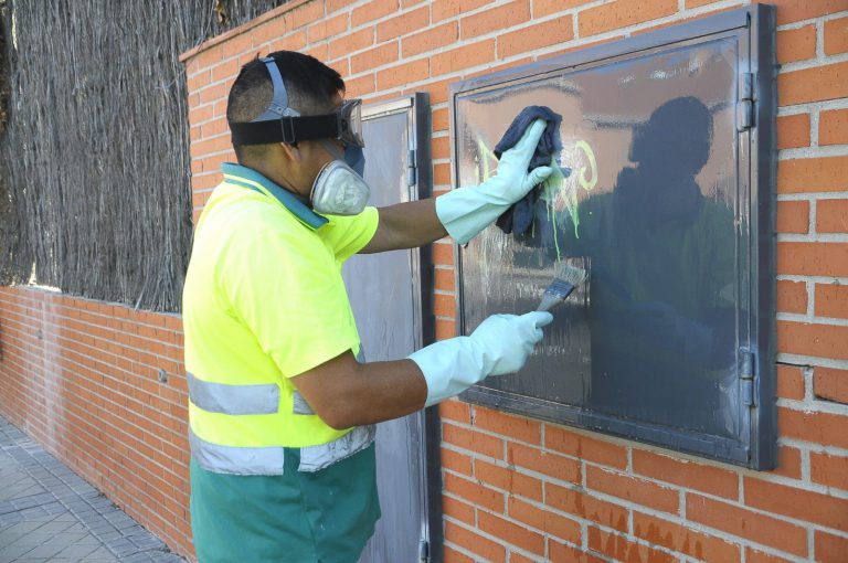 El servicio de limpieza elimina 3240 grafitis en un año