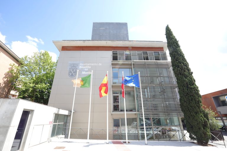 Comienza la instalación de paneles fotovoltaicos en los edificios municipales