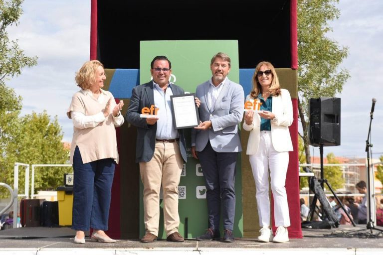 El Ayuntamiento recibe el distintivo EFR en las celebraciones del Día de la Familia