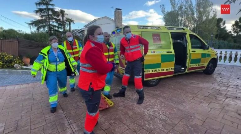 Un hombre de 45 años herido muy grave al caer desde dos metros de altura en la calle Cullera