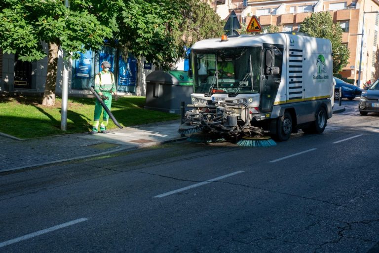 Comienza la limpieza especial de verano en el casco de Boadilla