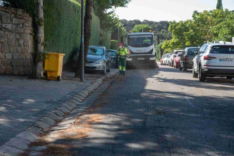 Reforzados los trabajos de barrido de pinocha en las urbanizaciones históricas de Boadilla