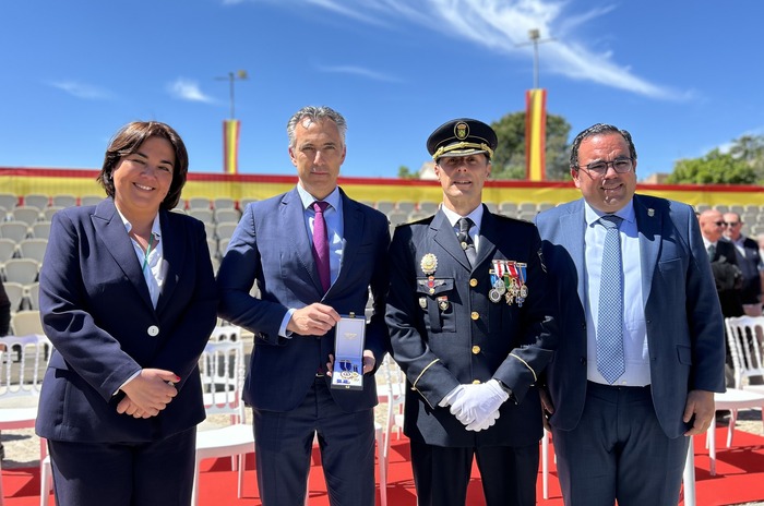 Carlos Novillo recibe una medalla de la Policía Local