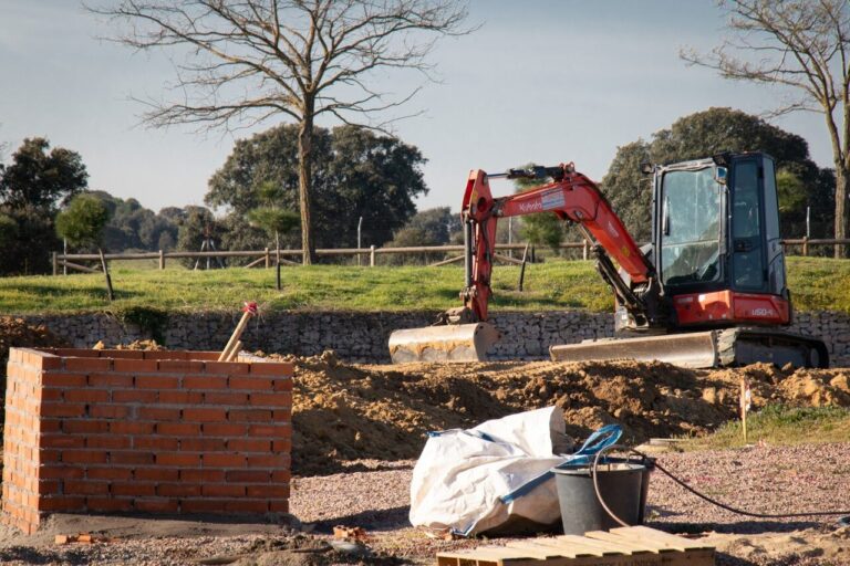 Nueva imagen para la glorieta de Boadilla: praderas, coníferas y sistemas de riego modernos